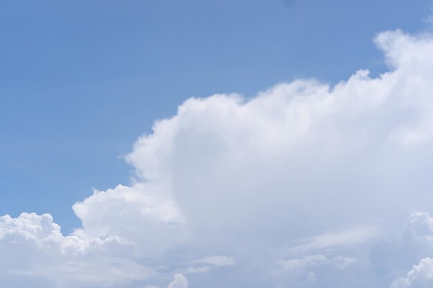 beau nuage sur le ciel bleu en arrière-plan