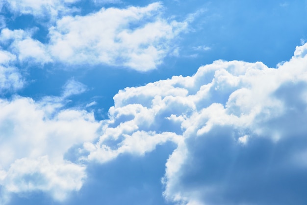 Beau nuage de cumulus blanc avec le ciel bleu