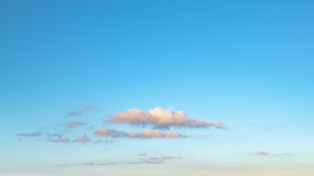 Beau nuage dans le ciel du soir