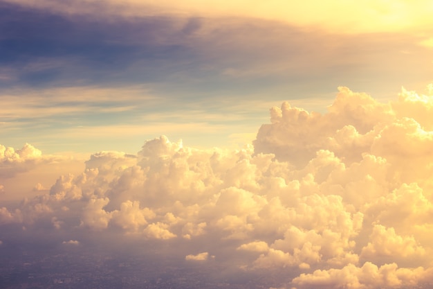 Beau nuage doré vue d&#39;avion.