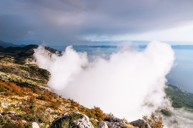 Beau nuage léger sur la mer, vue depuis la montagne Biokovo