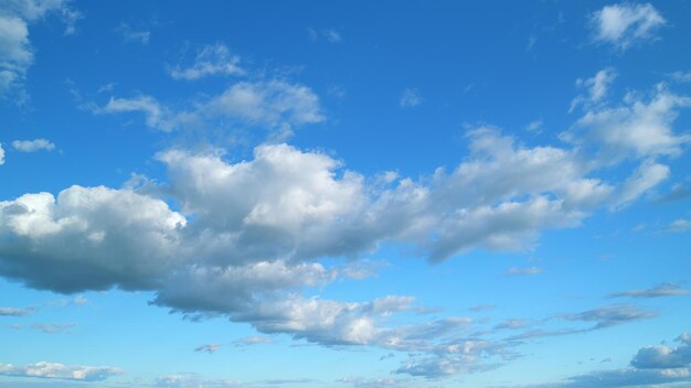 Beau nuage de plumes dans le ciel bleu coloré nuageux ciel dramatique avec des nuages moelleux