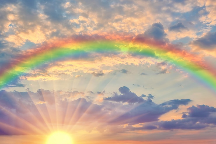 Photo beau nuage de soirée du coucher du soleil avec un arc-en-ciel et du soleil après la pluie