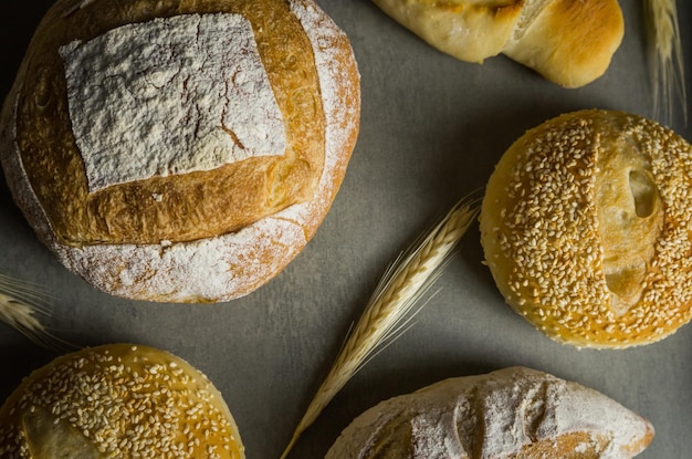 Beau pain au levain sur fond gris avec fleur de blé séchée