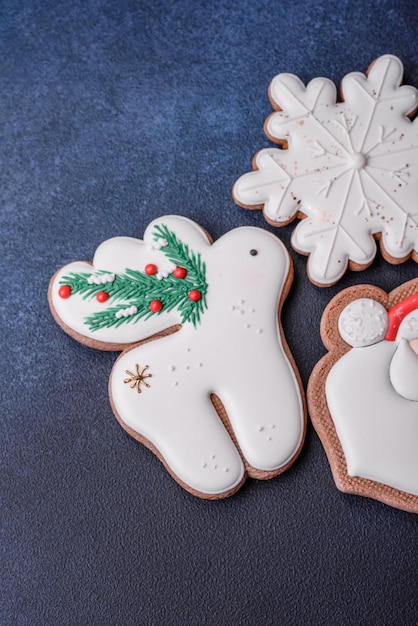 Beau pain d'épice de Noël festif fait à la main avec des éléments de décoration