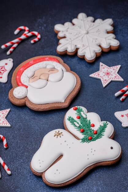 Beau pain d'épice de Noël festif fait à la main avec des éléments de décoration