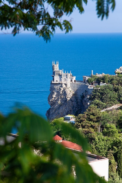 Beau palais blanc historique de Crimée sur la falaise