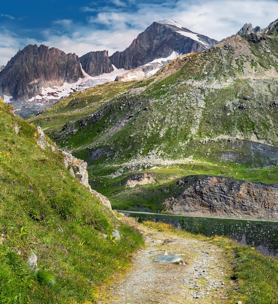 Beau panorama sur les Alpes en été sentier de randonnée sur route de montagne dans le paysage des Alpes suisses près de Stechelberg le district de Lauterbrunnen Suisse