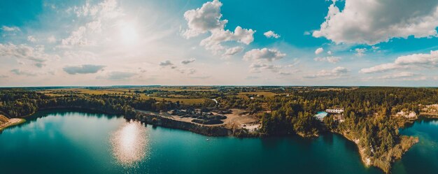 beau panorama sur la campagne d'une carrière de basalte avec les rivières de l'ouest de l'Ukraine