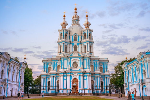 beau panorama de la cathédrale smolny le soir à saint-pétersbourg