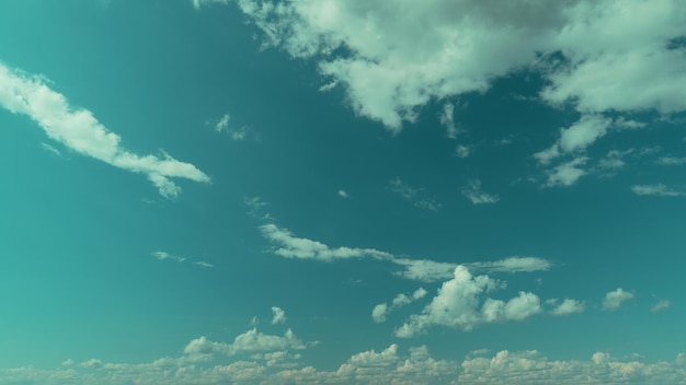 Beau panorama ciel bleu et nuages avec le soleil et la lumière du jour arrière-plan naturel ciel bleu sur un ciel clair