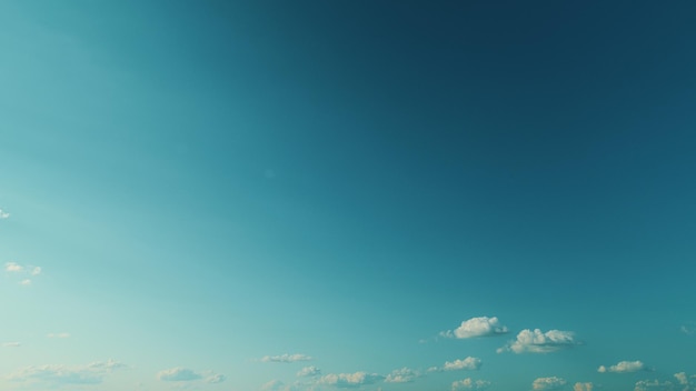 Beau panorama ciel bleu et nuages avec le soleil et la lumière du jour arrière-plan naturel ciel bleu sur un ciel clair