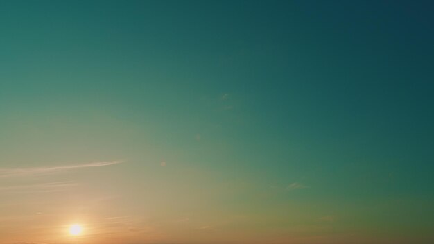 Beau panorama coloré du coucher de soleil d'été ciel bleu avec différentes nuances