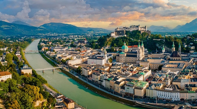 Beau panorama de drone aérien de la ville de Salzbourg en Autriche Vue de la ville historique de Salzbourg un