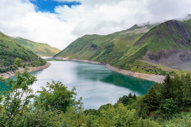 Beau panorama d'été sur le lac de montagne à Vaujany, France. Vue nuageuse dans les Alpes françaises, Europe. Paysage paysage de haut plateau.