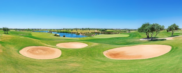 Beau panorama sur le golf. L'été des touristes.