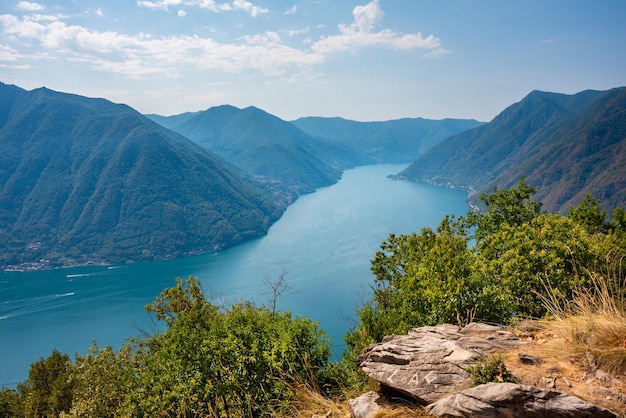 Beau panorama sur le lac de Côme en été célèbre destination touristique