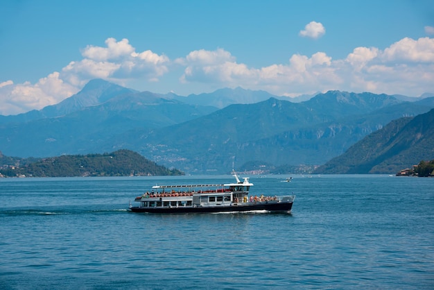 Beau panorama sur le lac de Côme avec une petite ville côtière célèbre destination touristique