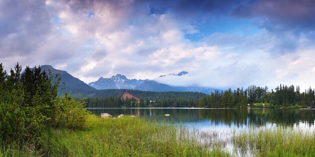 Beau panorama sur un lac de montagne et un ciel nuageux