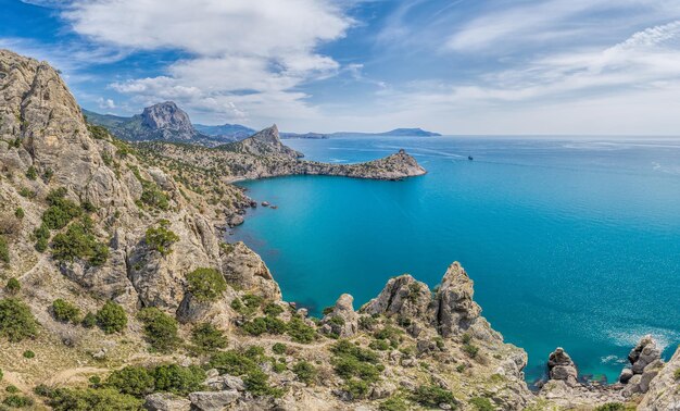 Beau panorama marin du cap kapchik au sentier galitsin et à la baie bleue de la mer noire