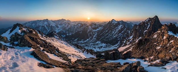 Beau panorama de montagnes au coucher du soleil