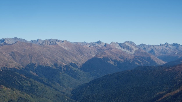 Un beau panorama de montagnes perspective aérienne des sommets lointains dans une brume bleue liberté et beauté...