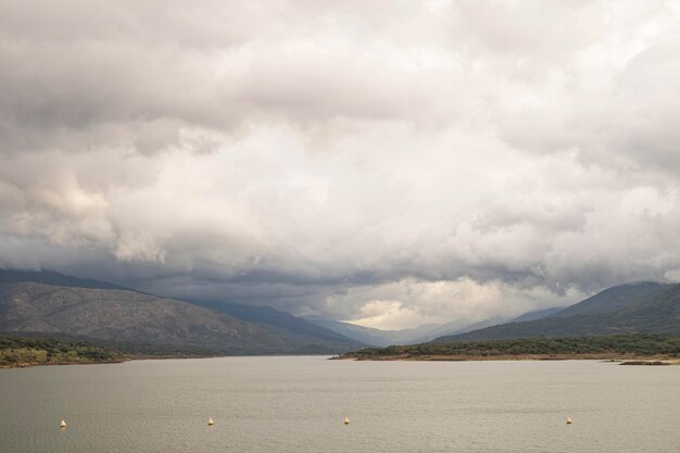 Beau panorama de vallée de Jerte du réservoir de la ville de Plasencia avec un ciel orageux très nuageux