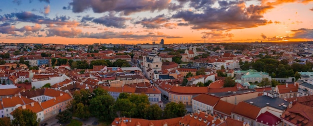 Beau panorama de la vieille ville de Vilnius au coucher du soleil. Coucher de soleil magique sur la ville. Vue depuis la vieille ville près de la cathédrale.