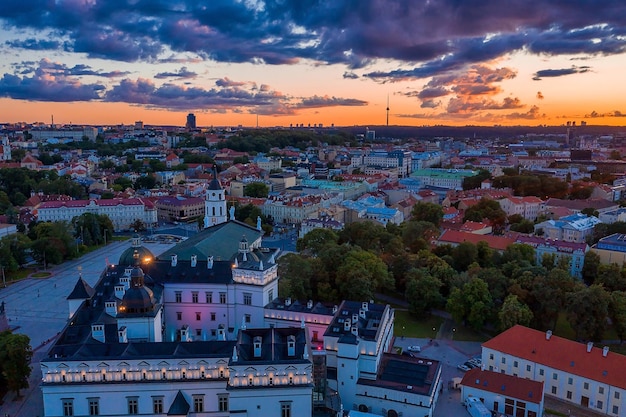 Beau panorama de la vieille ville de Vilnius au coucher du soleil. Coucher de soleil magique sur la ville. Vue depuis la vieille ville près de la cathédrale.