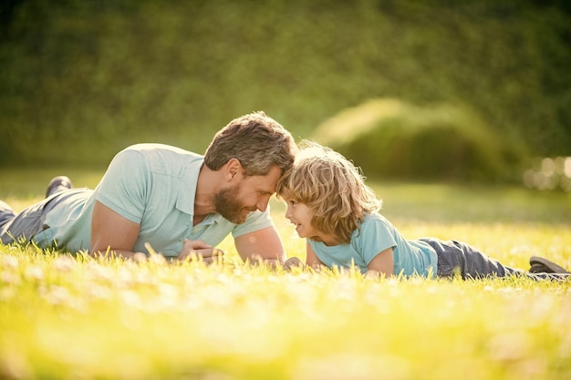 Beau papa avec enfant le jour de l'été parentalité et fête des pères