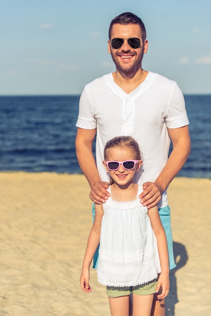 Beau papa et sa jolie petite fille à lunettes de soleil