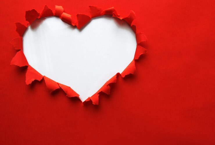 Photo beau papier déchiré dans le symbole de forme de coeur
