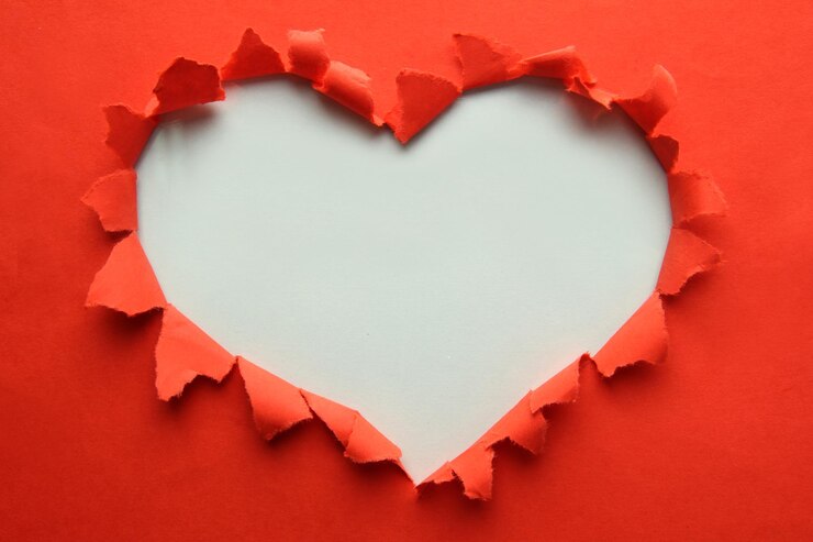 Photo beau papier déchiré dans le symbole de forme de coeur