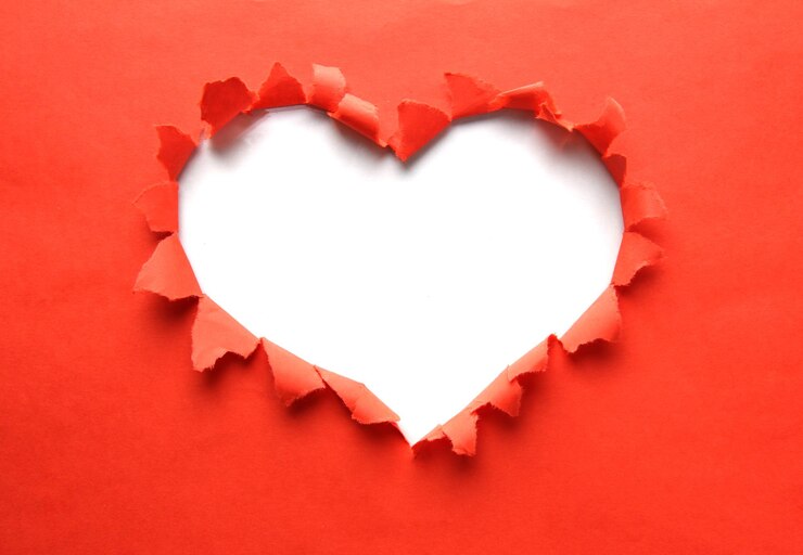 Photo beau papier déchiré dans le symbole de forme de coeur