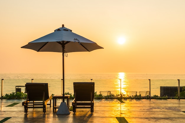 Beau parasol et chaise autour de la piscine dans l&#39;hôtel et la station