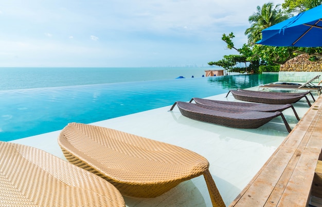 Beau Parasol Et Chaise De Luxe Autour De La Piscine Extérieure De L'hôtel Et Du Complexe