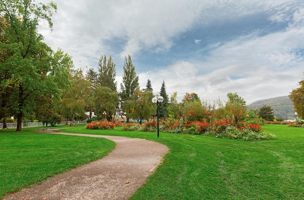 Beau parc avec des chemins à Annecy France