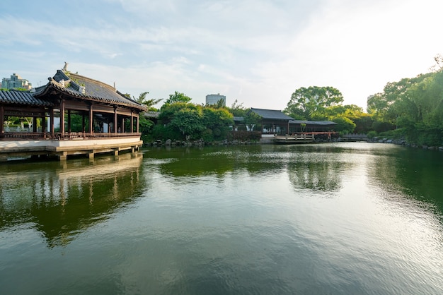 Beau parc du lac de la lune à Ningbo, Chine