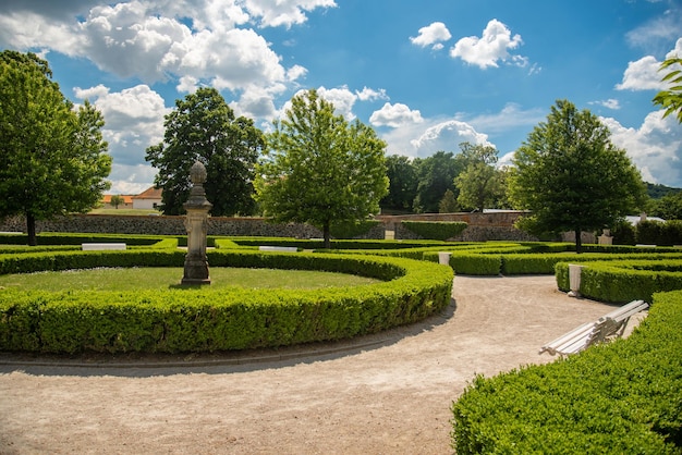 Beau parc naturel dans le château de Cerveny kamen. Château en Slovaquie, Europe.