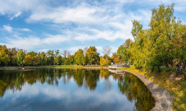 Beau parc Ostankino à Moscou, étang d'automne avec jetée et reflet dans l'eau