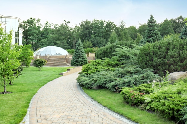 Beau parc verdoyant le jour de l'été