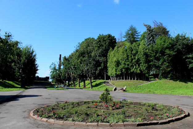 Beau parc de la ville avec des sentiers et des arbres verts