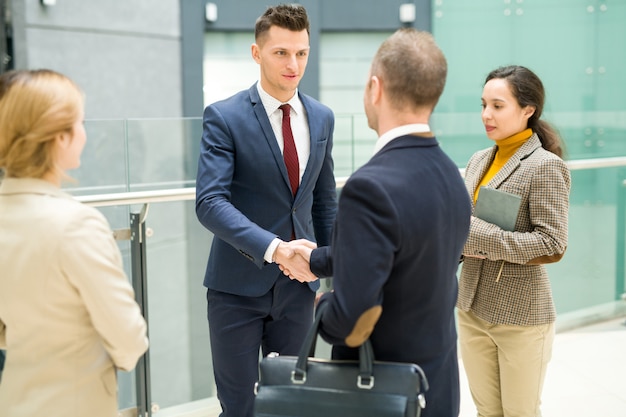 Beau patron se serrant la main avec son partenaire