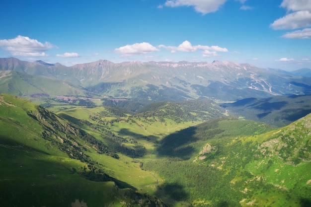 Beau paysage aérien d'été de la montagne du Caucase
