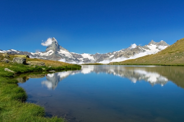 Beau paysage des Alpes suisses avec le lac Stellisee et la réflexion de la montagne du Cervin dans l'eau