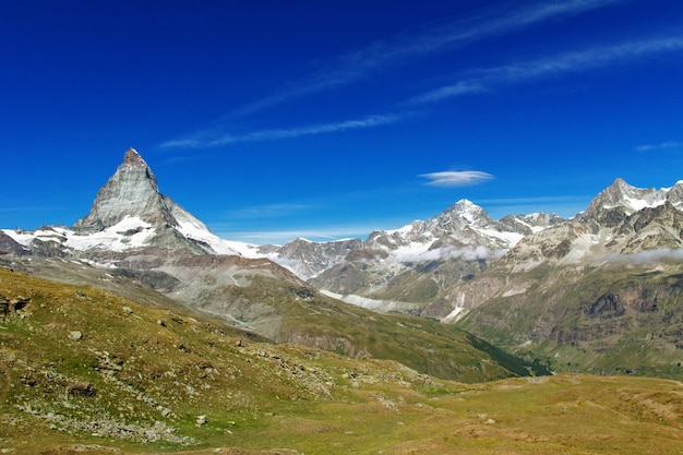 Beau paysage des Alpes suisses avec vue sur la montagne en été