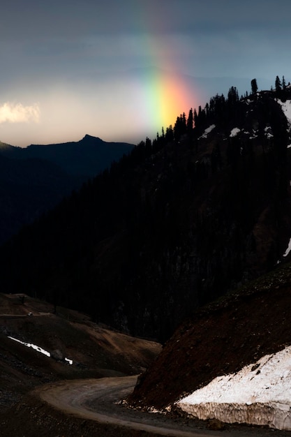 beau paysage avec arc-en-ciel dans le ciel dramatique