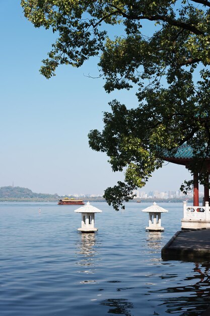 Photo le beau paysage et l'architecture ancienne du lac de l'ouest à hangzhou, en chine