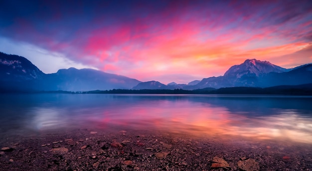 Beau paysage au coucher du soleil d'automne avec un lac reflété