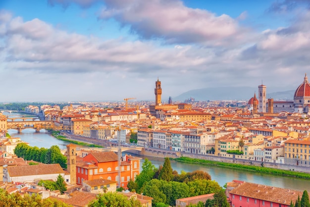 Beau paysage au-dessus du panorama sur la vue historique de Florence depuis la Piazzale Michelangelo point Heure du matin